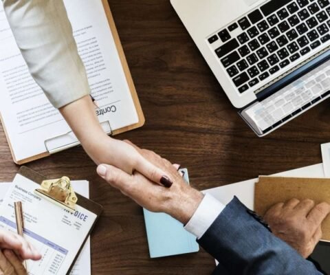 gens-d-affaires-se-serrant-la-main-scaled-1768x696